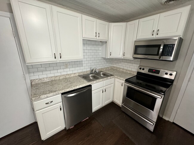 Building Photo - 2 Bedroom House for Rent