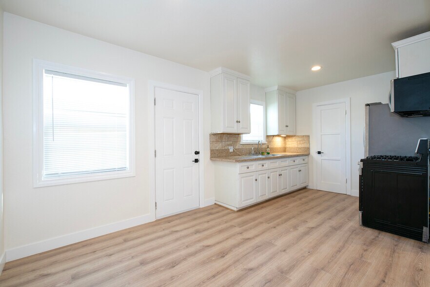 Building Photo - 7912 Vineland Ave