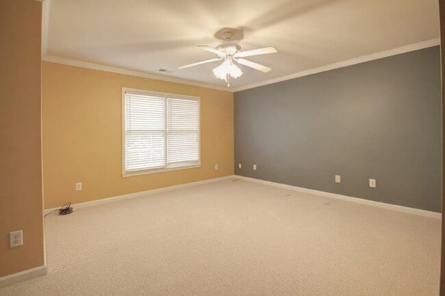 Building Photo - 1050 Knoll Terrace