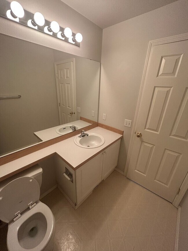 Building Photo - 3 Bed, 2.5 bath Kent house w/2-car garage ...