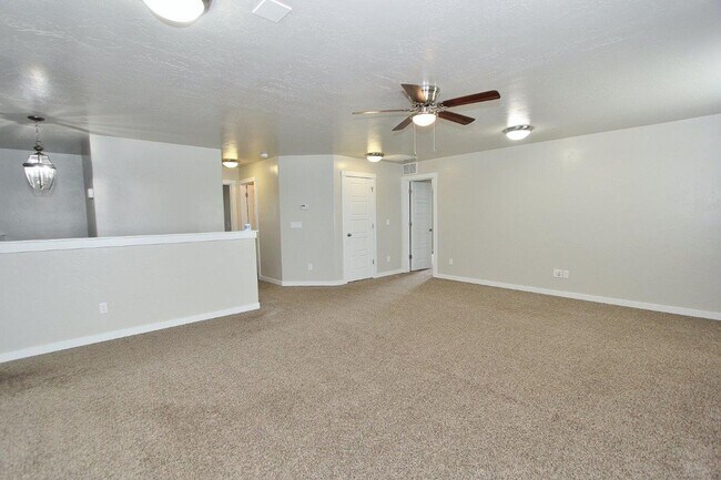 Building Photo - Spacious Home in Quiet Neighborhood