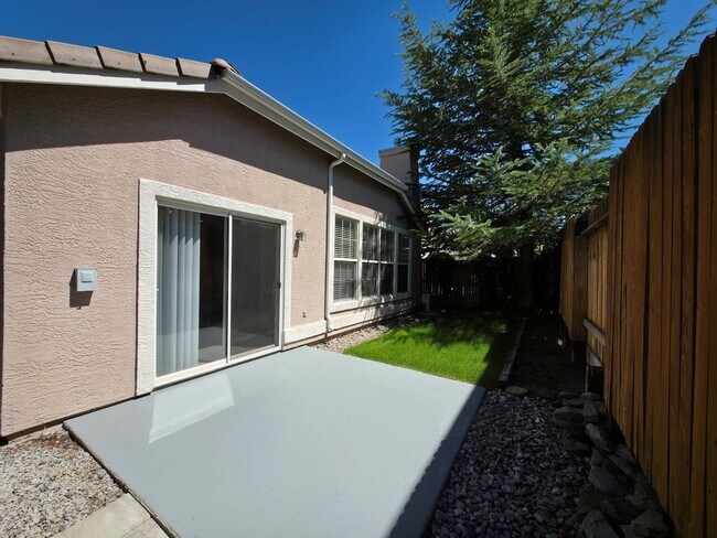 Building Photo - 2 bedroom 2 bath home, 2 car garage, in So...