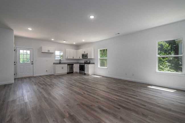 Building Photo - Your New Home Awaits in Hickory!