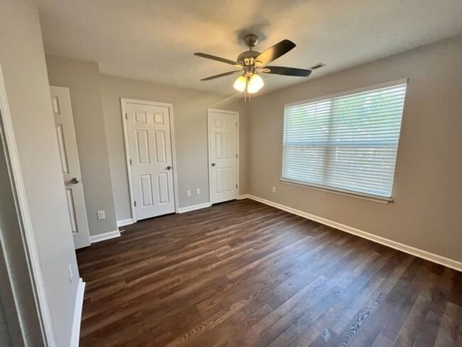 Building Photo - 2 bedroom 2.5 bath townhome available