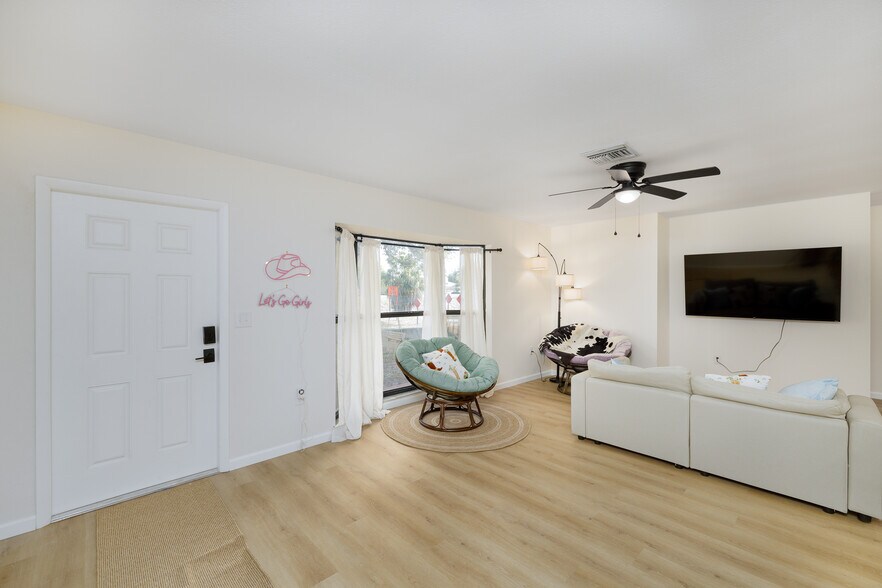 Building Photo - 4936 40th Ave N