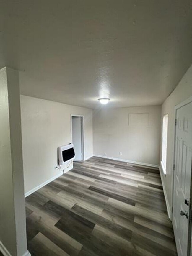 Building Photo - Perfect 1 bed unit located within walking distance of Woodson Park