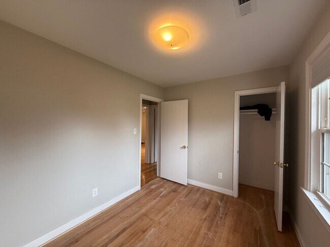 Building Photo - Three Bedroom Two Bath Home in Ridgeview/Parham & Ridge Area. Available in December!