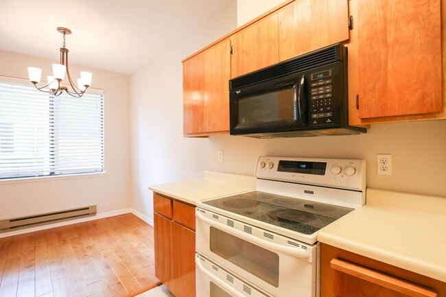 Building Photo - Richmond Marina Bay Condo In Gated Community