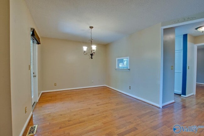 Building Photo - 3018 Live Oak Ln SW