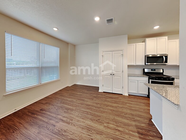 Building Photo - 413 Pebble Bend