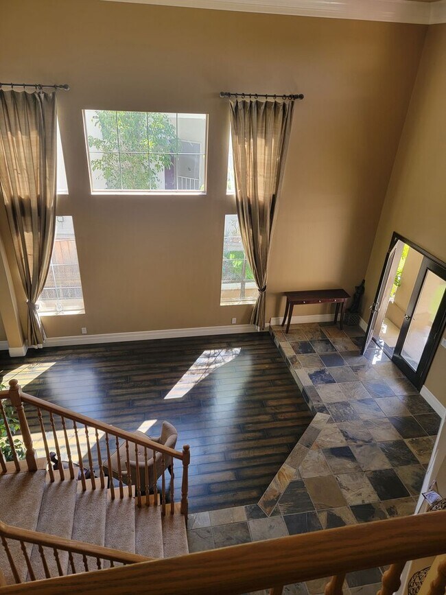 Building Photo - BEAUTIFUL MOUNTAIN VIEW 4BED/3BATH PLUS DE...