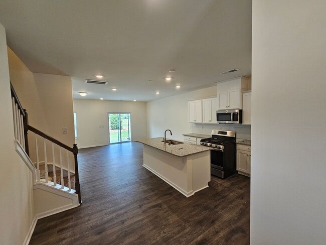 Building Photo - Beautiful Townhome in North Charlotte