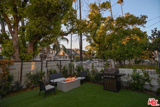 Building Photo - 1600 N Kingsley Dr