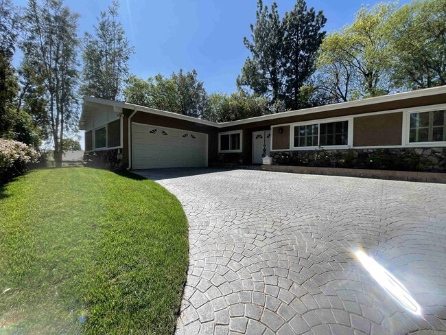 Building Photo - BEAUTIFUL FOUR BEDROOM TWO AND A HALF BATH HOME!