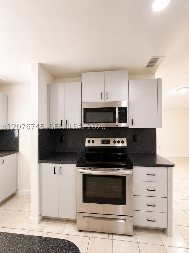 Building Photo - 3011 SW 117th Ct