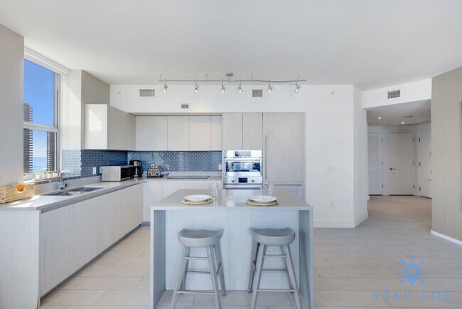 Building Photo - 4010 S Ocean Dr