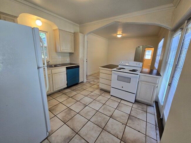 Building Photo - Adorable South Hill Home! Available Now!