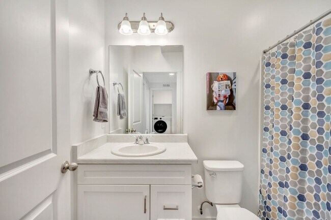 Building Photo - Spacious 3 Bed 2 Bath Condo in Sandy!