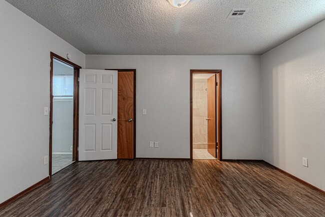 Building Photo - 3 Bed 2 Bath in OKC!