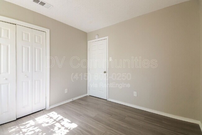 Building Photo - 4850 Bedford Dr