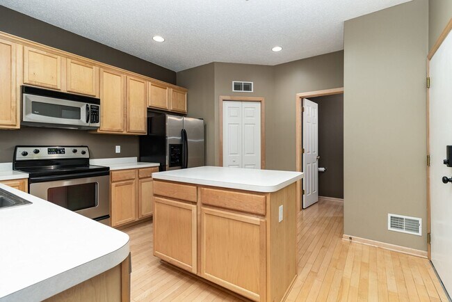 Building Photo - 2 Bed | 2 Bath in The Lakes of Blaine