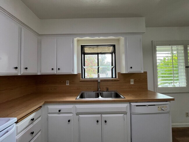 Building Photo - 1805 Oak St