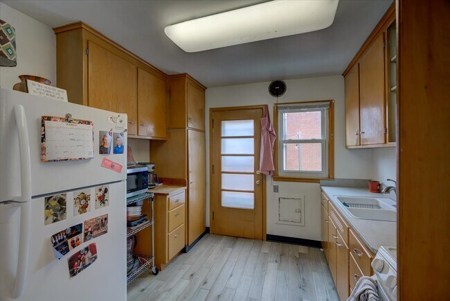 Building Photo - 717 Pickford St