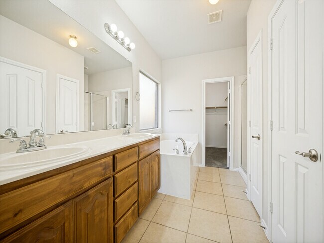 Building Photo - 3213 Hornbeam St