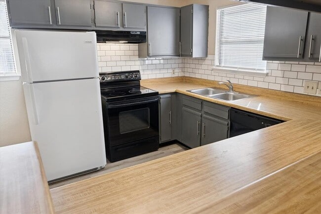 Building Photo - 2807 W Slaughter Ln