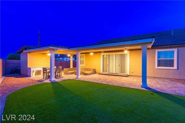 Building Photo - Elevated Desert Living with Strip & Mountain Views – Fully Furnished 6-Bedroom Retreat!