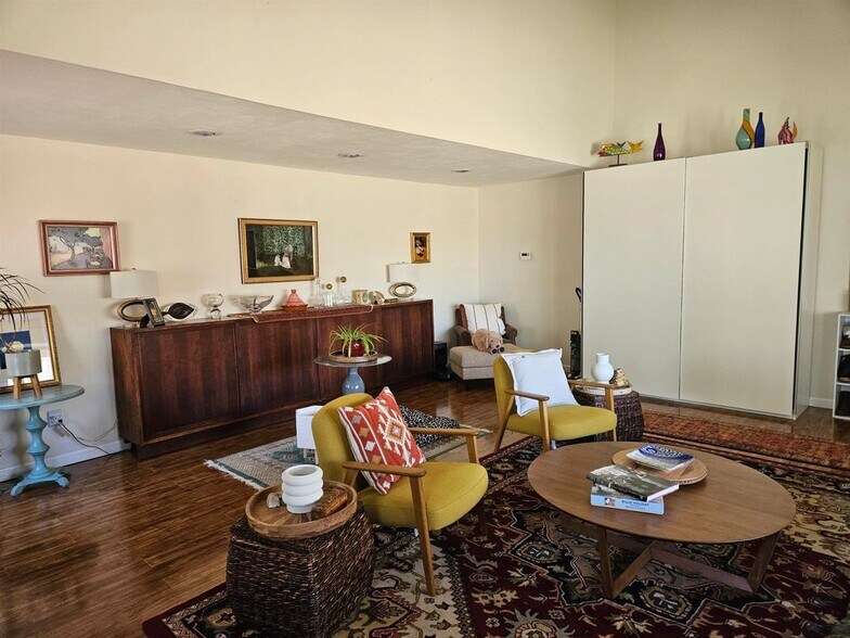 Building Photo - 13 Mitchell