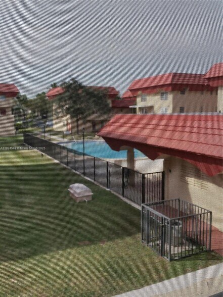 Building Photo - 10901 N Kendall Dr