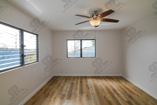 Building Photo - 4 bedroom, 3 bath attached home.