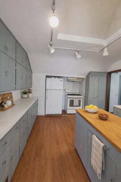 Building Photo - 265 Stevens St W