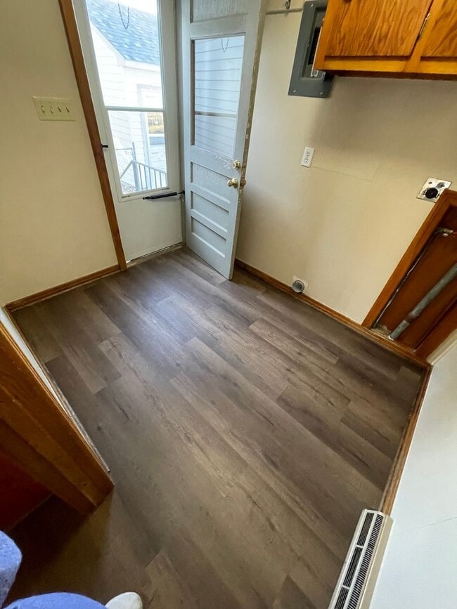 Building Photo - 2 Bedroom, 1 Bathroom House with Detached ...