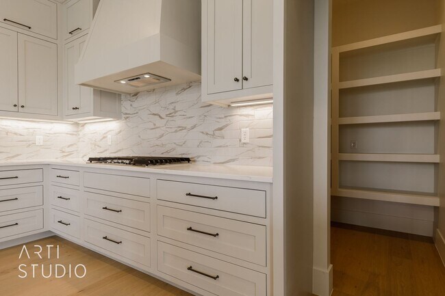 Building Photo - Beautiful Fully Furnished 3 bedroom, 2.5 B...