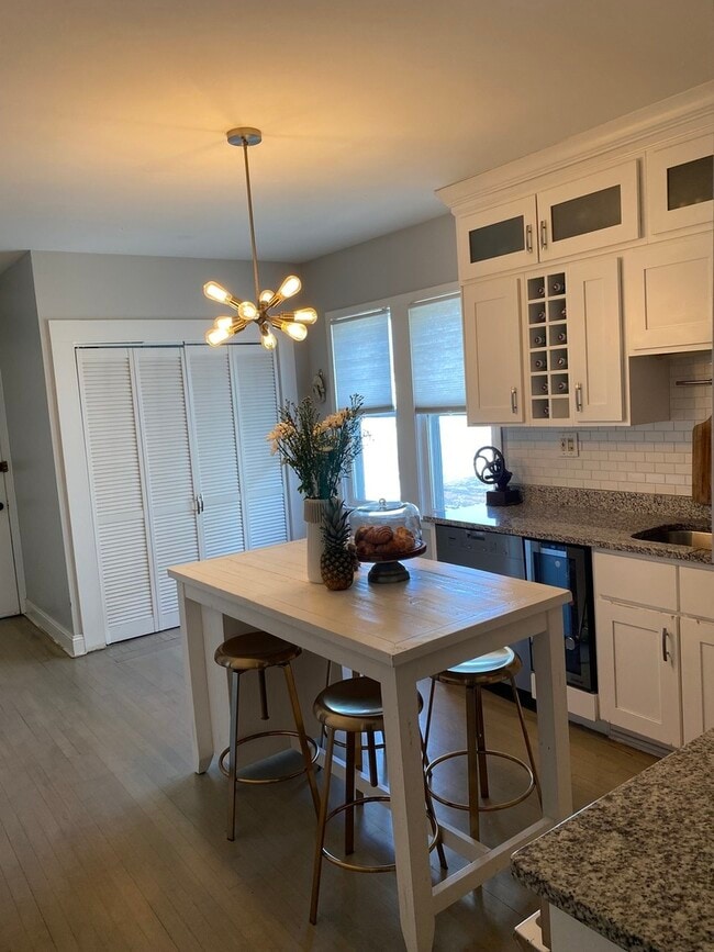 Building Photo - 5328 W Drummond Pl