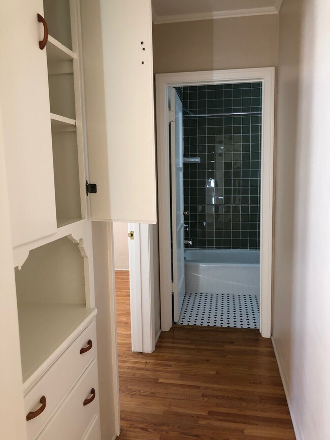 Building Photo - 316 N Bushnell Ave