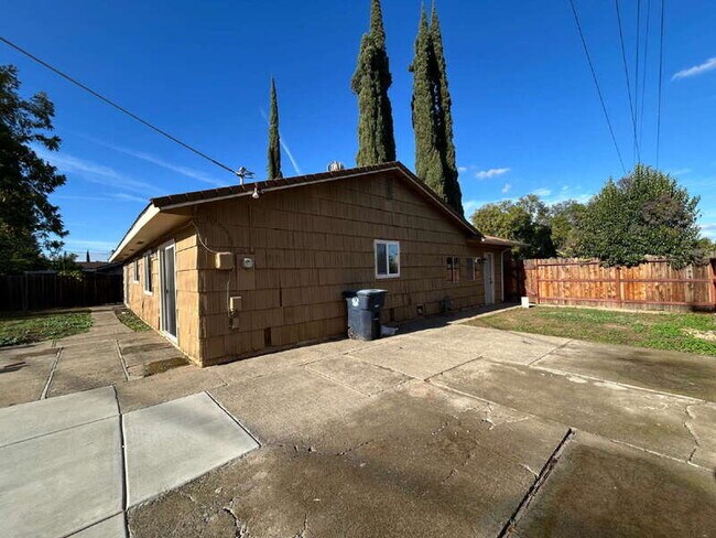 Building Photo - 2170 McGregor Dr