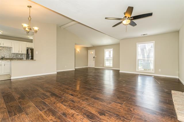 Building Photo - 527 Red Oak Dr