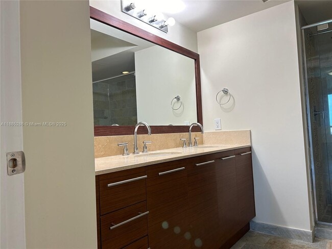 Building Photo - 2641 N Flamingo Rd