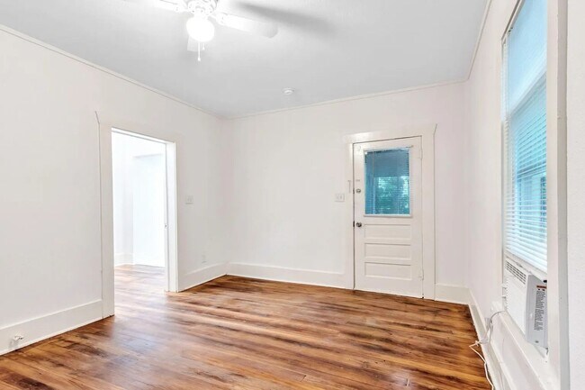 Building Photo - 425 E Sears St