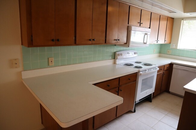 Building Photo - Livable, Lovable, & Avaiable!