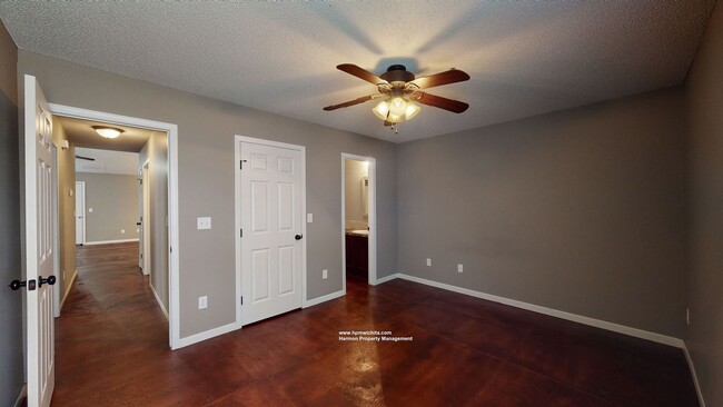 Building Photo - 3 Bed 2 Bath Duplex Unit Near 13th & Zoo Blvd