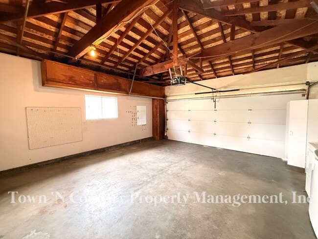 Building Photo - Nice 3 Bedroom, 2 Bath Located in North Salinas!