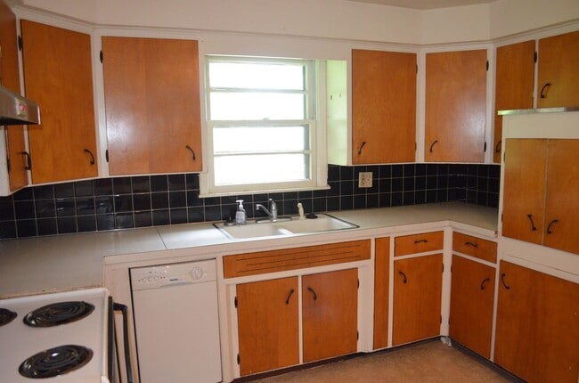 Building Photo - 3 bed, 2 bath home in Parkade area