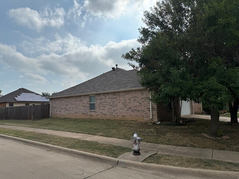 Building Photo - 400 Angler Dr