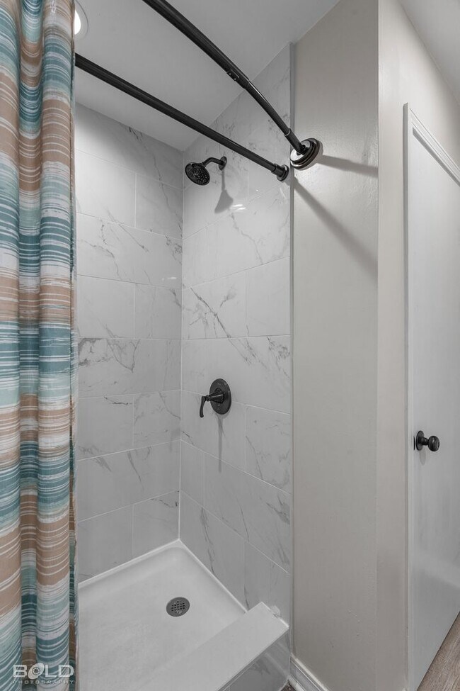 Building Photo - 3 bed 2 bath Town House