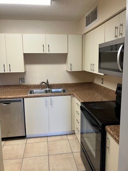 Building Photo - 360 Lake Ontario Ct