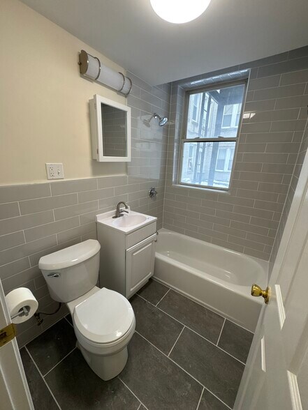 Building Photo - 136 Washington St